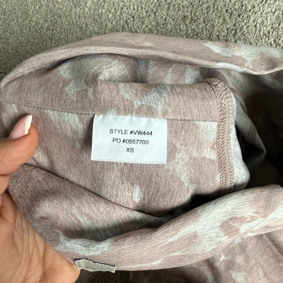 Vuori Pink and gray clean elevation leggings dogwood floral size xs - Picture 3 of 4